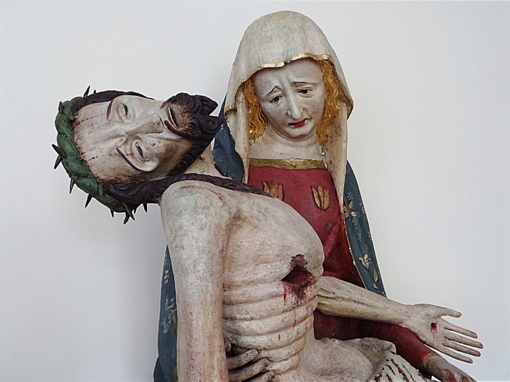 Schmerzensmutter mit dem Leichnam des vom Kreuz abgenommenen Jesus Christus, mittelalterliche Pietá aus der Zeit der Magdalenerinnen (1340) im Ursulinenkloster Erfurt