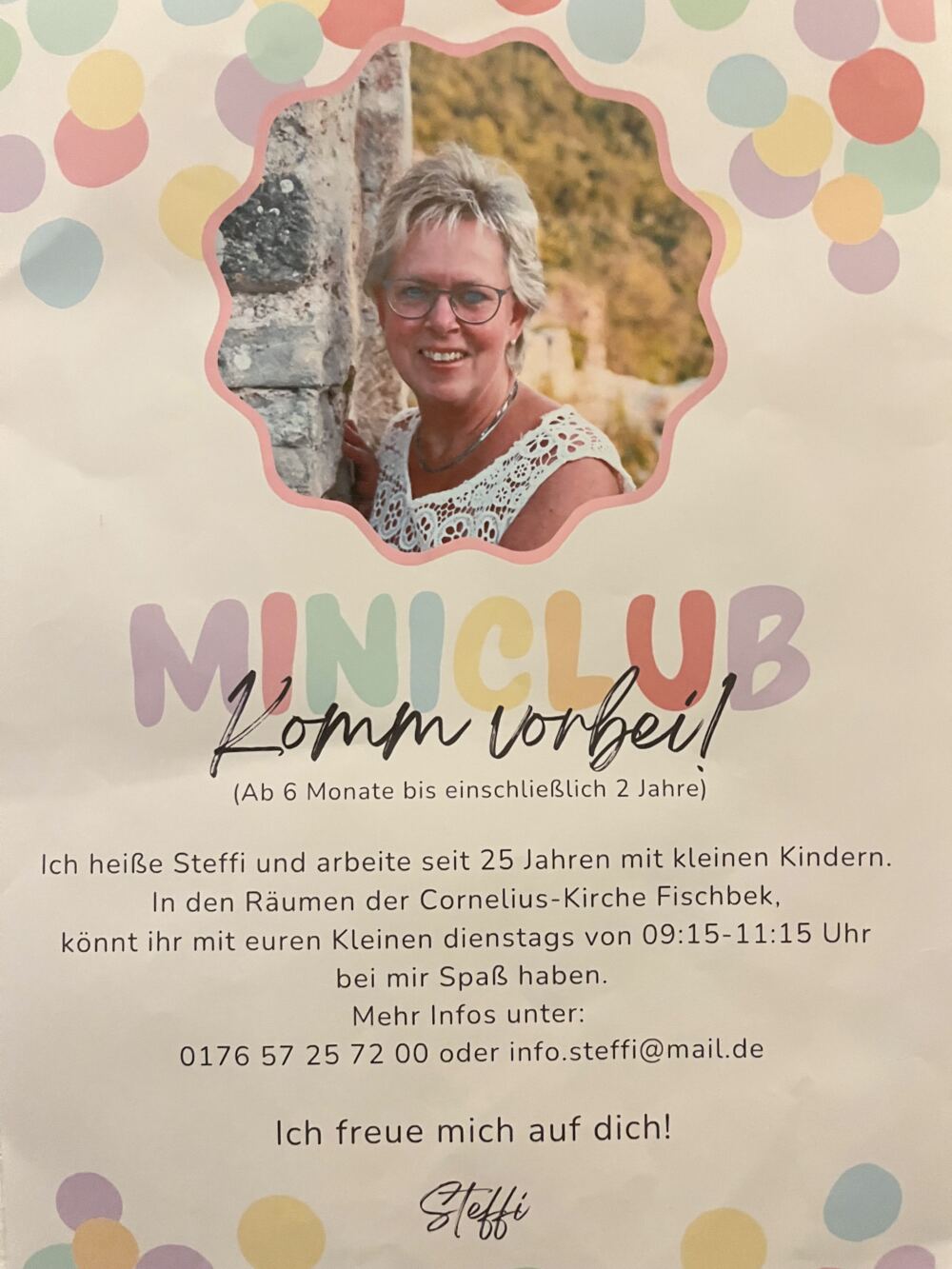 Plakat zum Miniclub mit Foto einer Frau