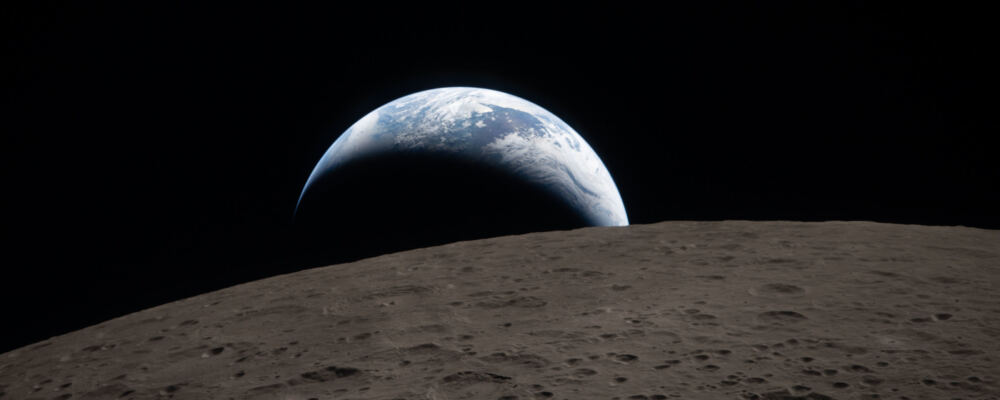 Foto der Artemis II Mission: Im Vordergrund die Mondoberfläche, darüber Aufgang der Erde