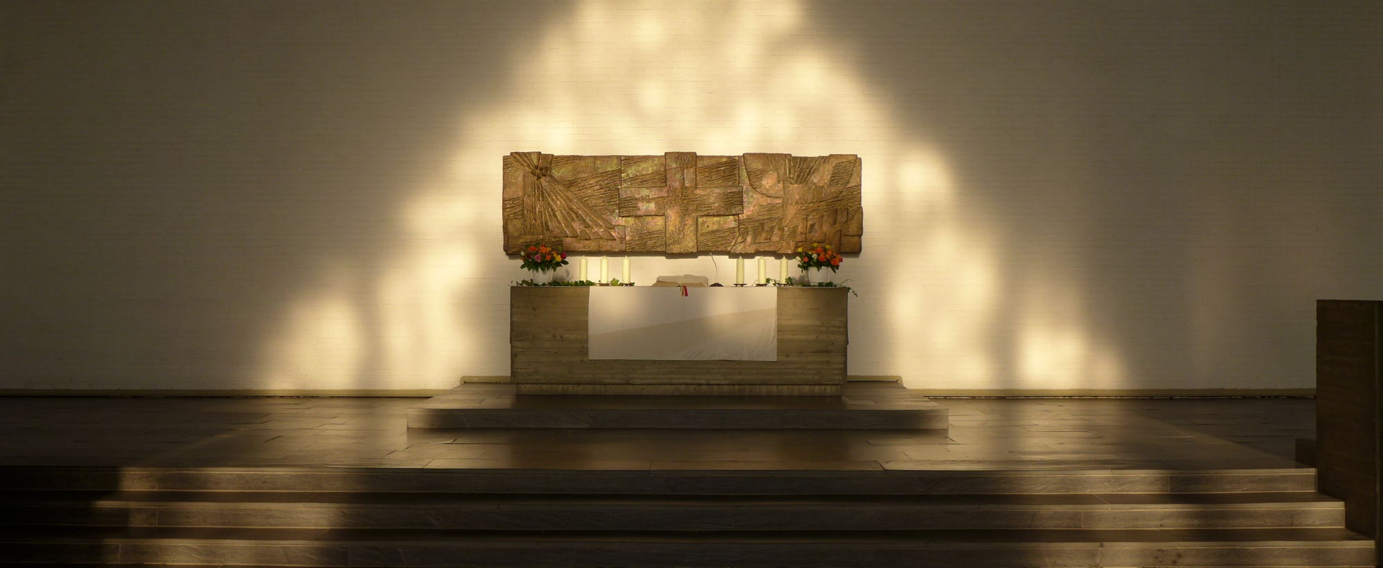 sonnenbeglänzter Altar der Cornelius-Kirche
