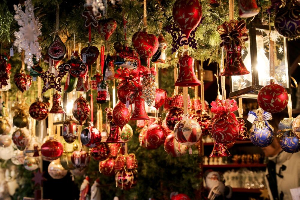 Weihnachtsmarktstand mit Weihnachtsbaumschmuck und Lichtern