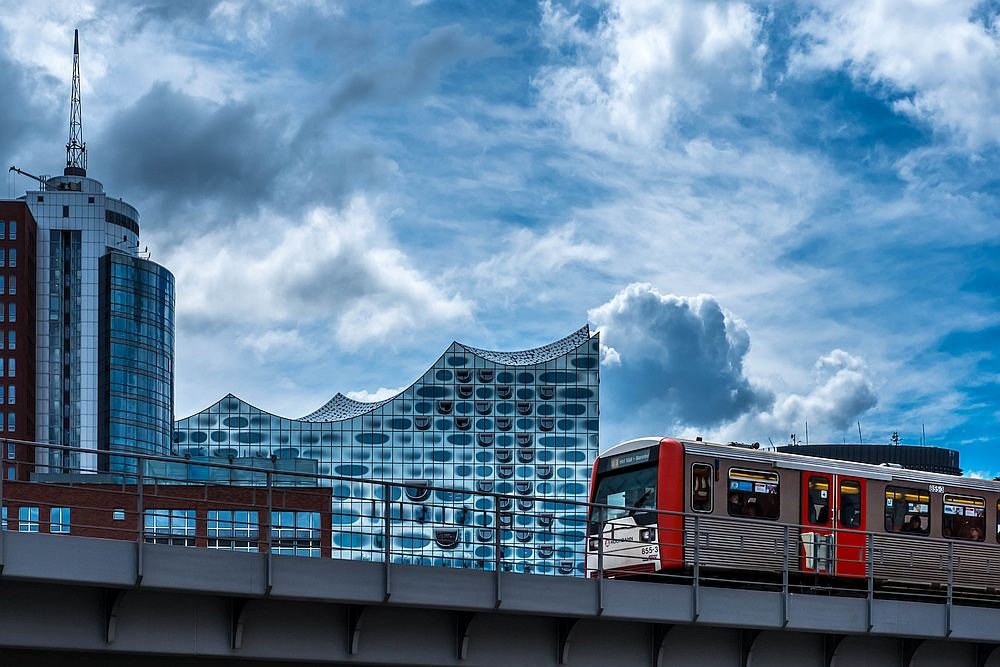 Elbphilharmonie mit U-Bahn-Zug im Vordergrund