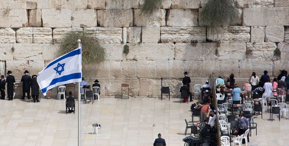 Klagemauer in Jerusalem, im Vordergrund Flagge Israels mit dem Davidsstern