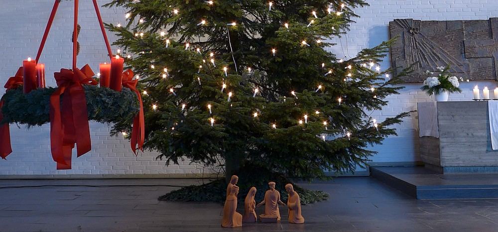 Adventskranz, Weihnachtsbaum, Krippenfiguren