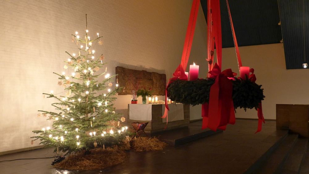 Adventskranz und Weihnachtsbaum
